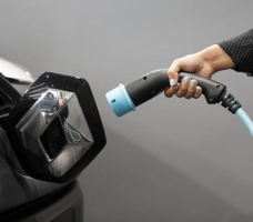 چه عواملی موجب افزایش عمر باتری خودروهای الکتریکی و کاهش آسیب به آنها می‌شود